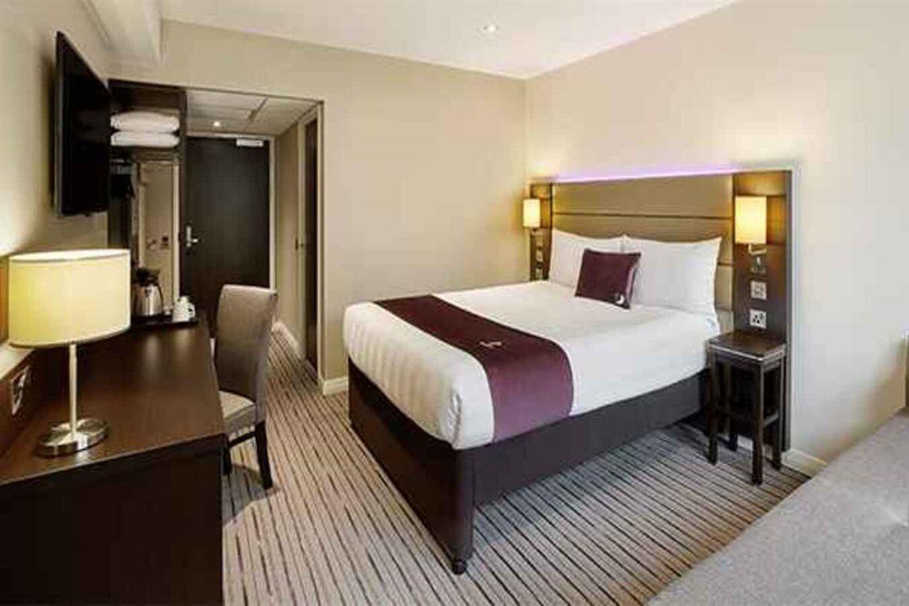 Premier Inn Premier Inn Сафрън Уолдън Екстериор снимка