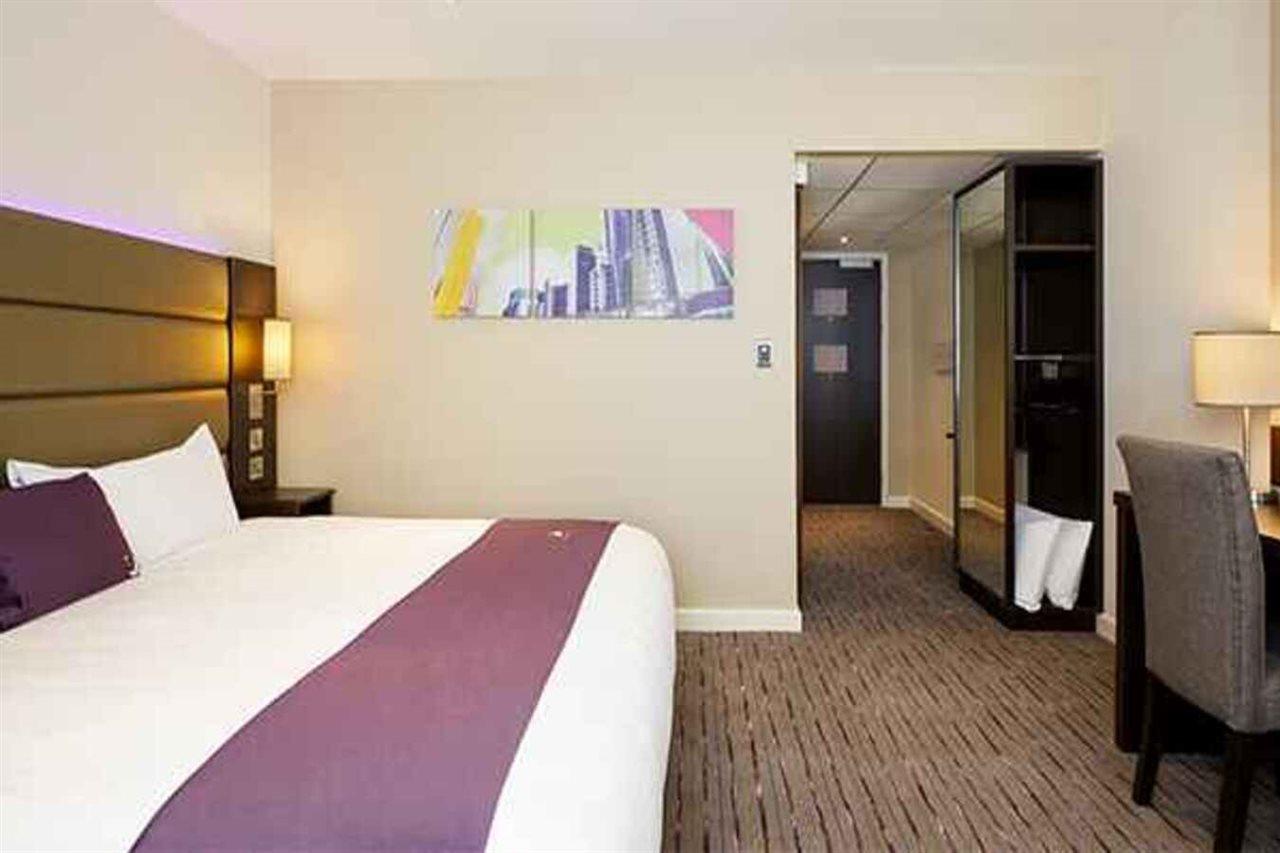 Premier Inn Premier Inn Сафрън Уолдън Екстериор снимка